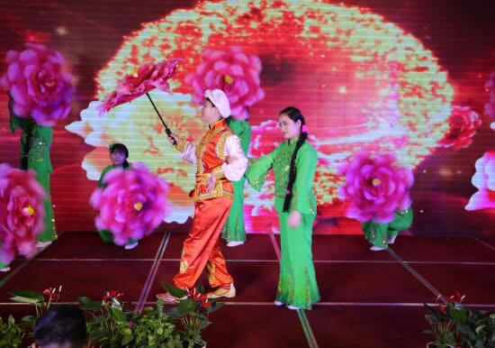 陝西OG平台集團2017新年聯歡會現場發放10萬元福利(圖28)